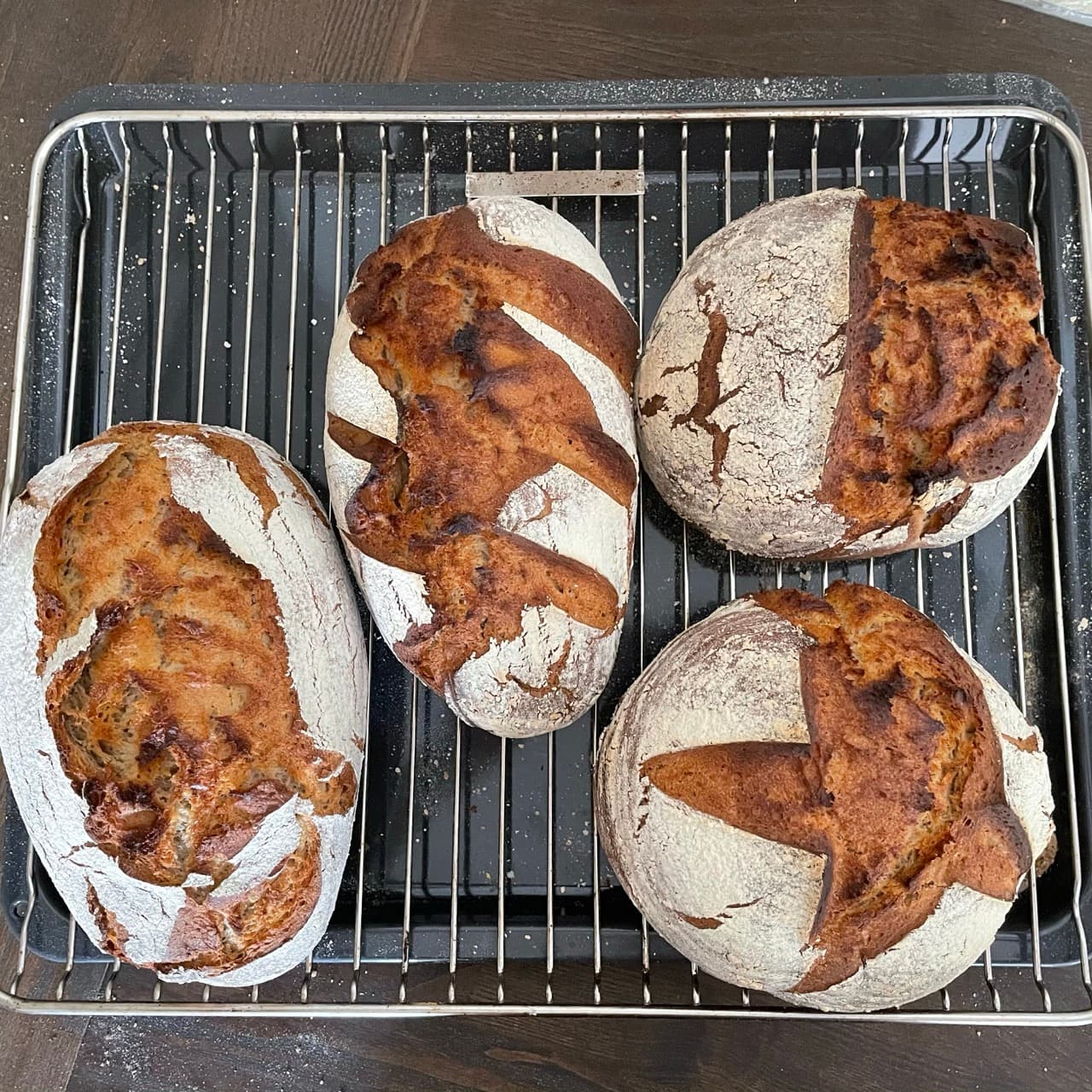 Krásně upečený kváskový chléb